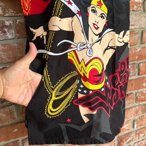 Wonder Woman Graphic V-Neck scrub Top size medium - Picture 3 of 6